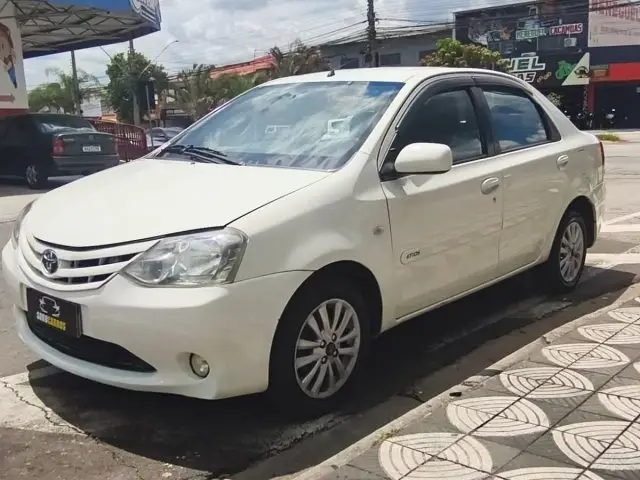 Carro Toyota Etios Sedan 2013 XLS 1.5 (Flex)