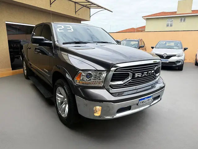 Carro Ram Classic 2023 Laramie Night Edition 5.7