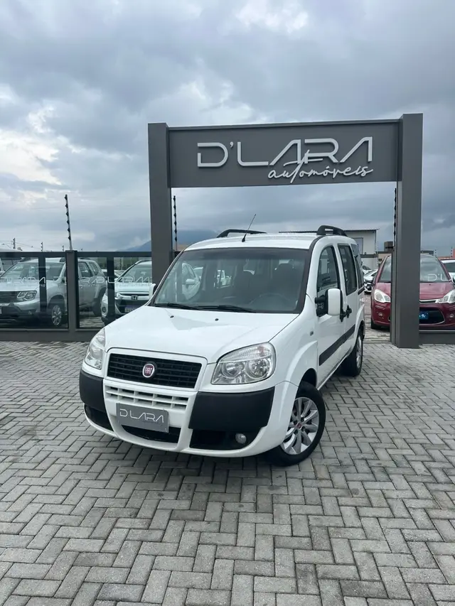 Carro Fiat Doblò 2017 Essence 1.8 7L (Flex)