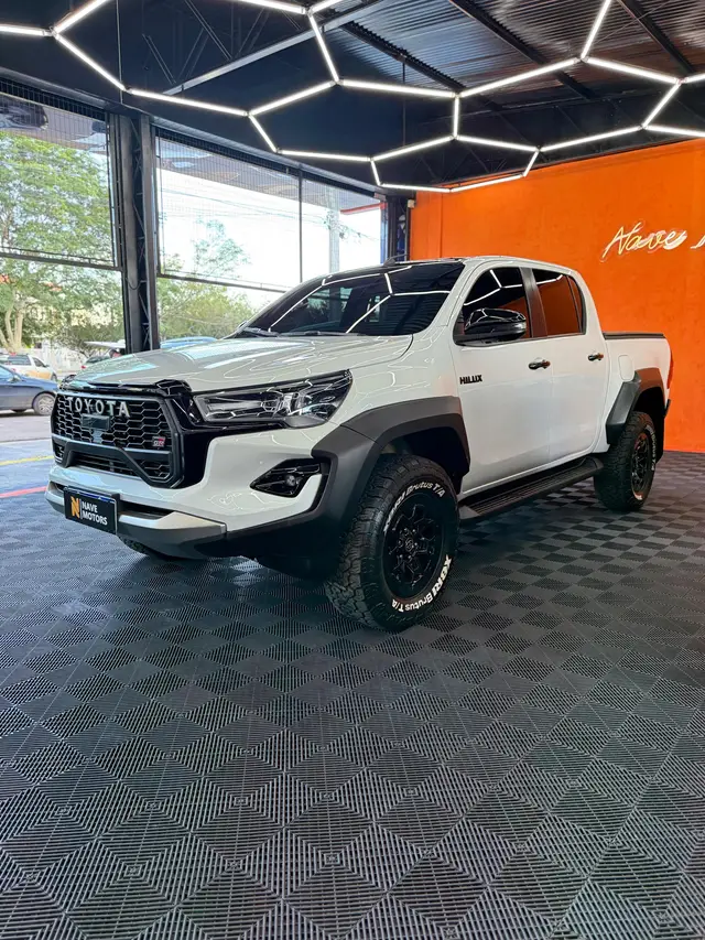 Carro Toyota Hilux Cabine Dupla 2024 GR-Sport 4x4 2.8 Diesel