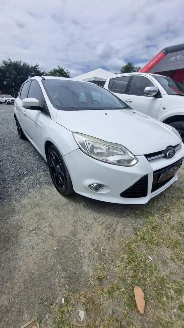 Carro Ford Focus Hatch 2014 Titanium 2.0 16V PowerShift