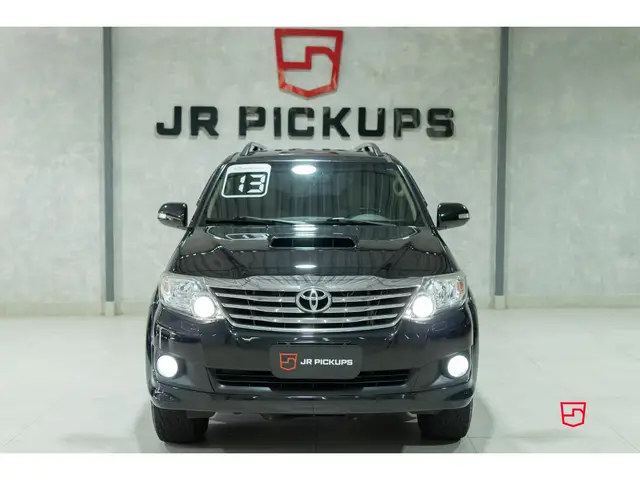 Carro Toyota Hilux SW4 2013 SRV 3.0 4X4 (7 Lugares)