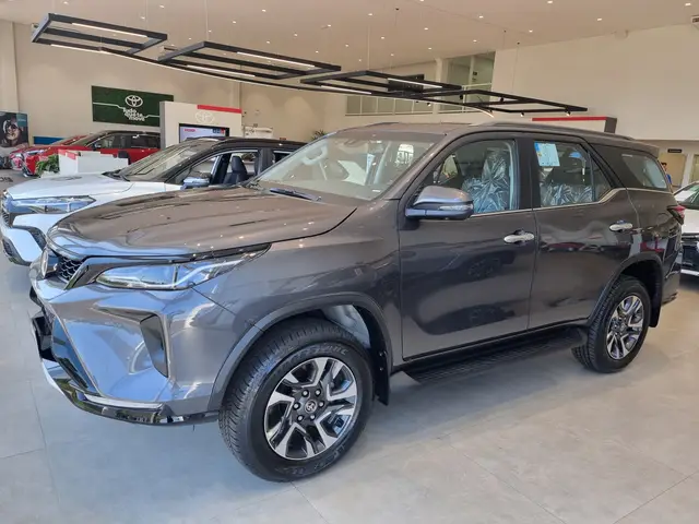 Carro Toyota SW4 2025 SRX Platinum 2.8 Turbodiesel 4x4 (Aut.) (7 Lugares)