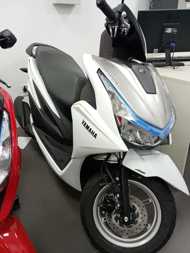 Moto Yamaha Fluo 2026 Hybrid Connected
