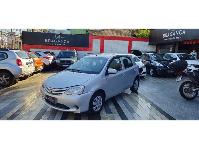 Carro Toyota Etios 2014 X 1.3 (Flex)