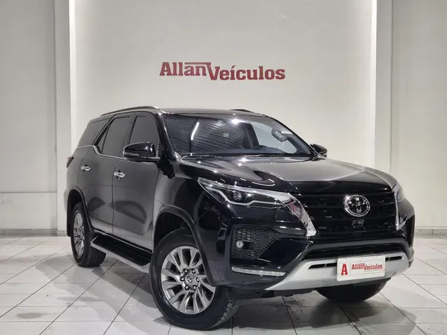 Carro Toyota SW4 2024 SRX Platinum 2.8 Turbodiesel 4x4 (Aut.) (7 Lugares)