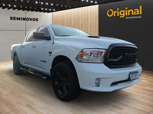 Carro Ram Classic 2022 Laramie 5.7