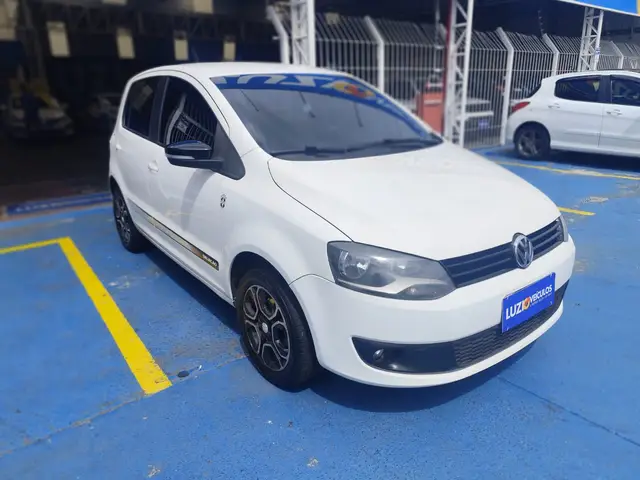 Carro Volkswagen Fox 2014 1.0 TEC Seleção (Flex)