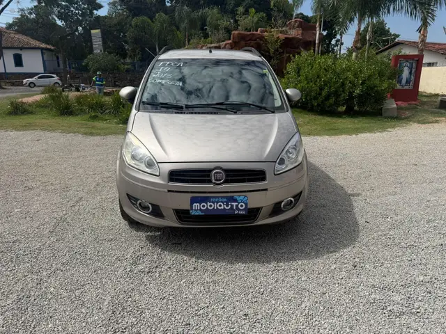 Carro Fiat Idea 2013 Attractive 1.4 8V (Flex)