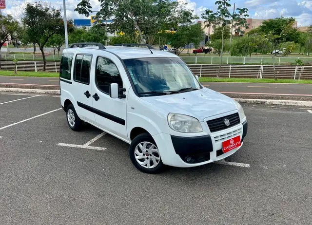 Carro Fiat Doblò 2013 Essence 1.8 16V (Flex)
