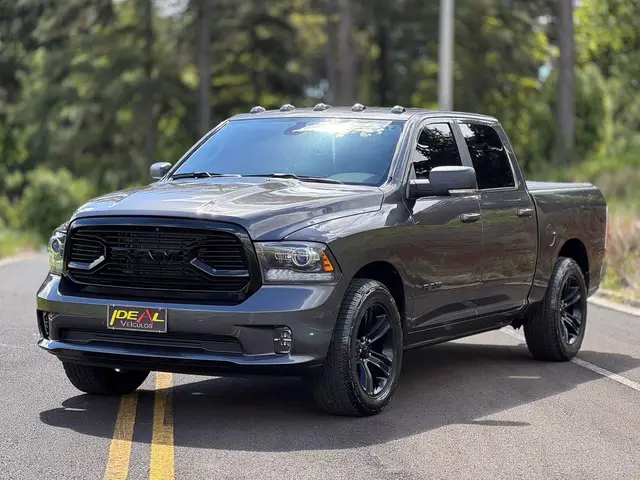 Carro Ram Classic 2023 Laramie 5.7