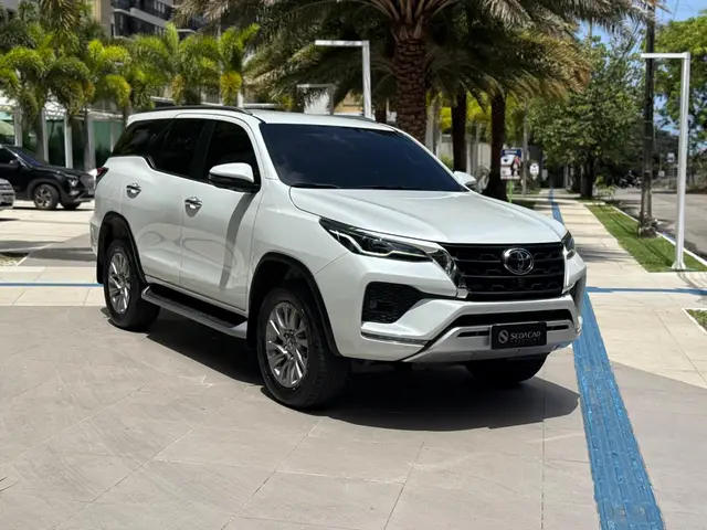 Carro Toyota Hilux SW4 2023 SRX 2.8 turbodiesel 7L 4x4 (Aut)