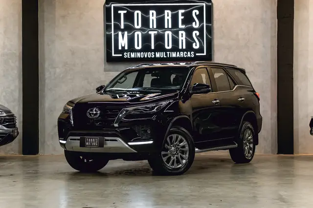 Carro Toyota Hilux SW4 2023 SRX 2.8 turbodiesel 7L 4x4 (Aut)