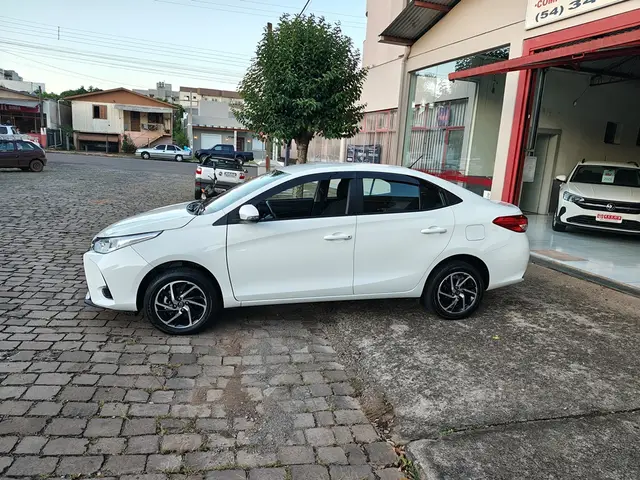 Carro Toyota Yaris Sedan 2024 XL 1.5 Flex 16V 4p Aut.