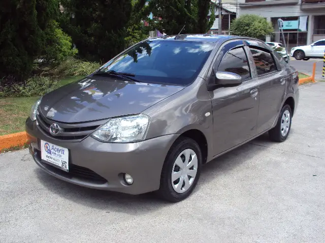 Carro Toyota Etios Sedan 2017 X 1.5 (Flex)