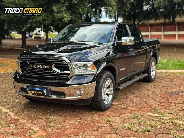 Carro Ram Classic 2022 Laramie 5.7