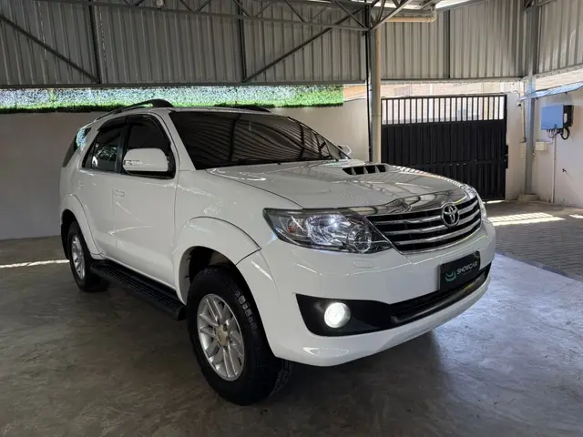 Carro Toyota Hilux SW4 2013 SRV 3.0 4X4 (7 Lugares)