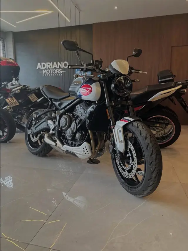 Moto Triumph Trident 660 2025 Triple Tribute