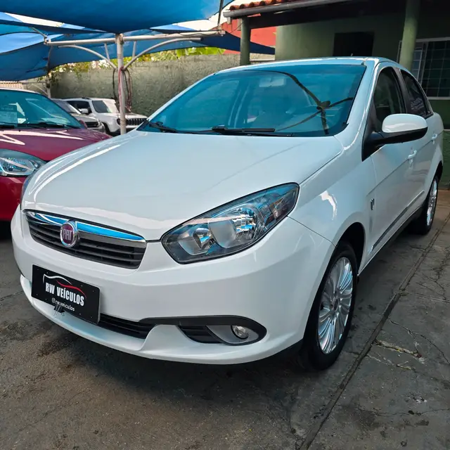 Carro Fiat Grand Siena 2015 ESSENCE ITALIA 1.6 Flex 16V