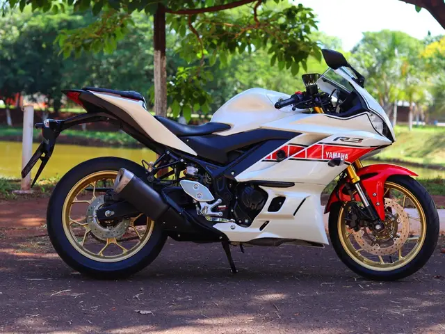 Moto Yamaha YZF R3 2023 World GP 60th Anniversary Edition