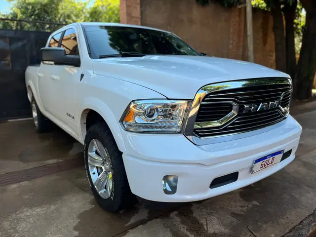 Carro Ram Classic 2023 Laramie 5.7