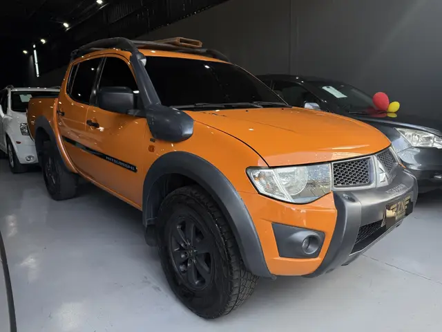 Carro Mitsubishi L200 Triton 2016 HLS Chrome Ed. 2.4 CD Flex Mec.