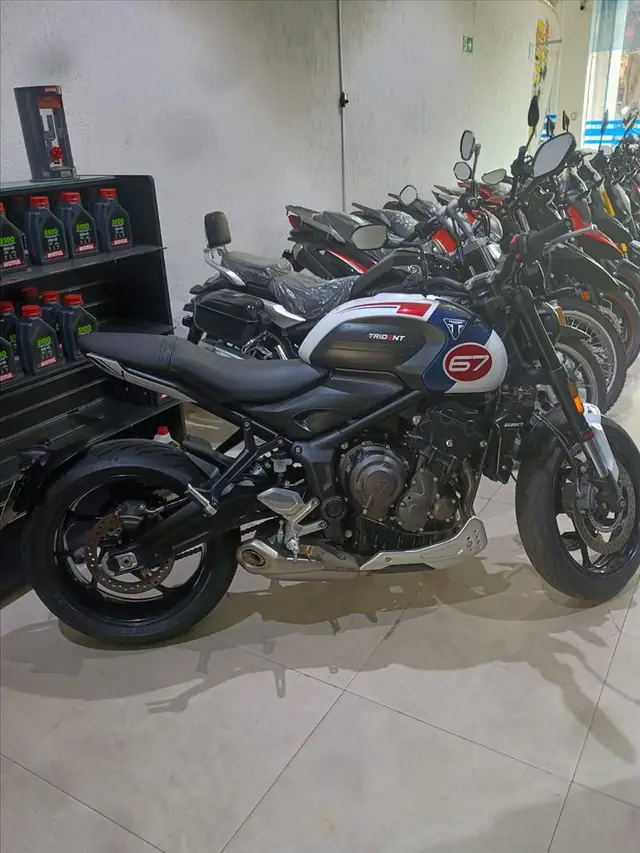 Moto Triumph Trident 660 2025 Triple Tribute