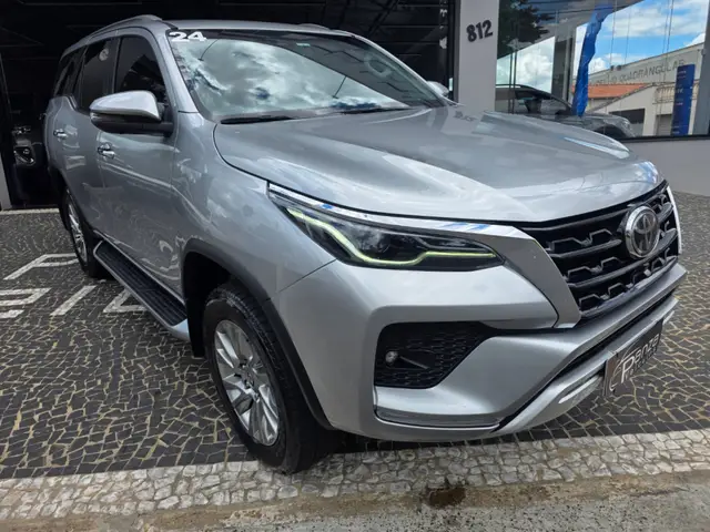 Carro Toyota SW4 2024 SRX 2.8 Turbodiesel 4x4 (Aut.) (7 Lugares)