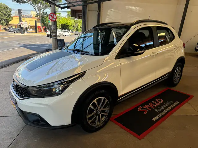 Carro Fiat Argo 2023 Trekking 1.3 (Flex)