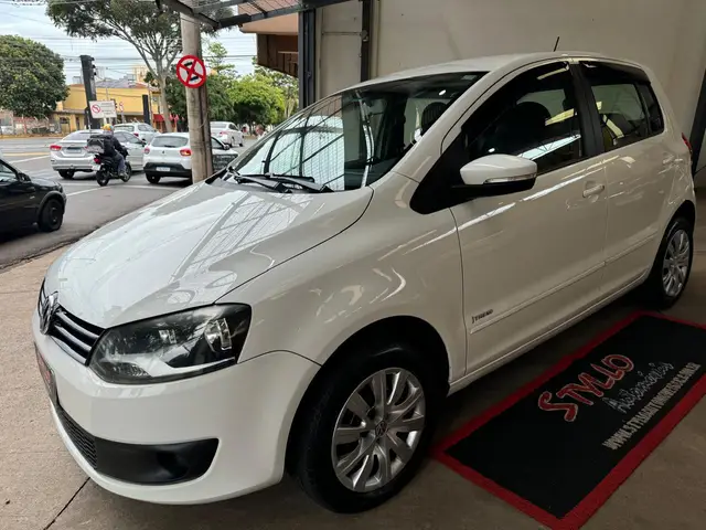 Carro Volkswagen Fox 2014 1.0 TEC (Flex) 4p