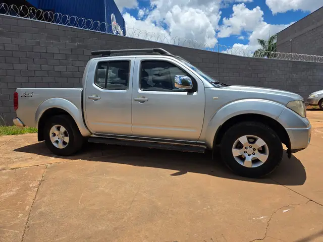 Carro Nissan Frontier 2009 LE 4x4 2.5 16V (cab. dupla)