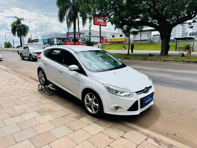 Carro Ford Focus Hatch 2015 SE 2.0 16V PowerShift