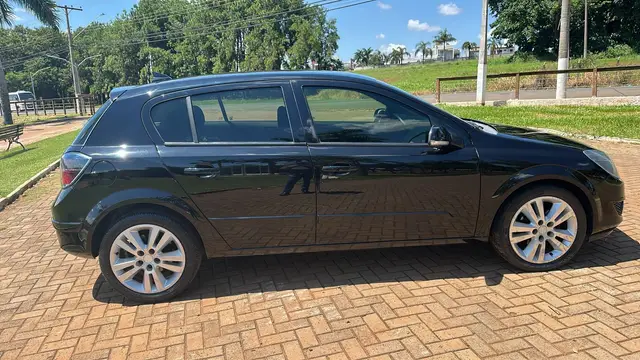 Carro Chevrolet Vectra GT 2011 2.0 8V (Flex)