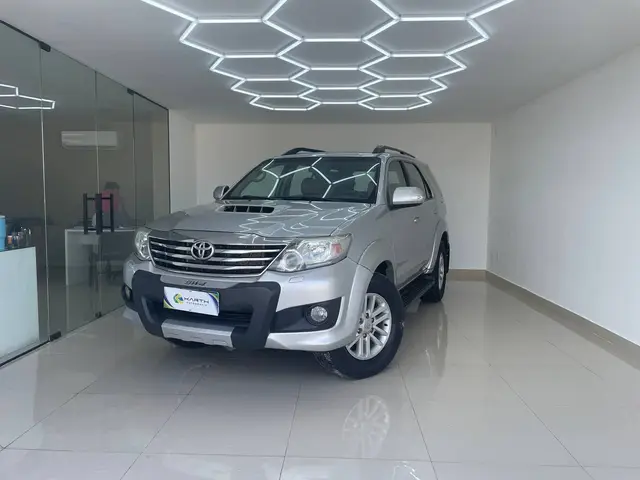 Carro Toyota Hilux SW4 2013 SRV 3.0 4X4 (7 Lugares)