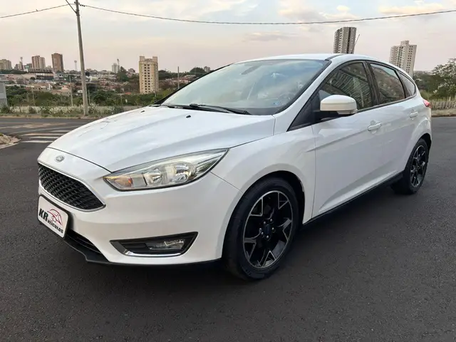 Carro Ford Focus Hatch 2017 SE Plus 2.0 PowerShift