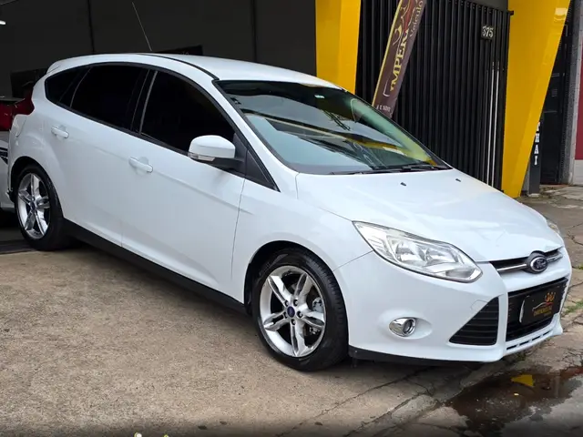 Carro Ford Focus Sedan 2015 SE 2.0 16V PowerShift (Aut)
