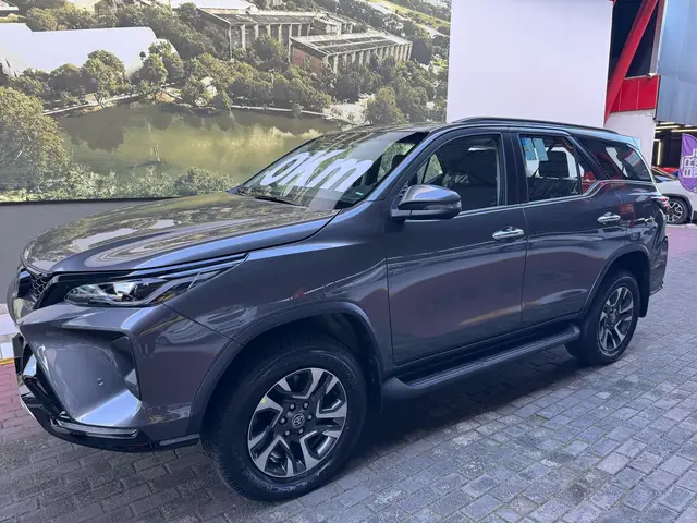 Carro Toyota SW4 2026 SRX Platinum 2.8 Turbodiesel 4x4 (Aut.) (7 Lugares)