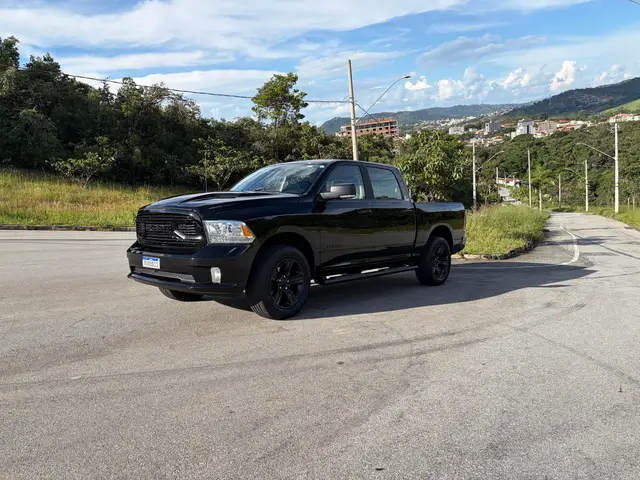 Carro Ram Classic 2022 Laramie Night Edition 5.7