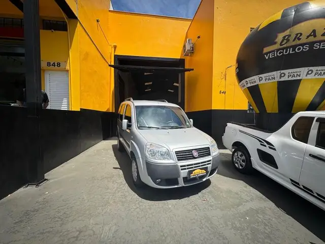 Carro Fiat Doblò 2014 Essence 1.8 16V (Flex)