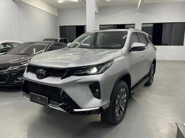 Carro Toyota SW4 2024 SRX Platinum 2.8 Turbodiesel 4x4 (Aut.) (7 Lugares)