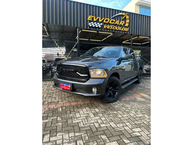Carro Ram Classic 2023 Laramie 5.7