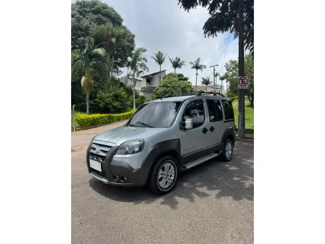 Carro Fiat Doblò 2011 Adventure Locker 1.8 16V (Flex)
