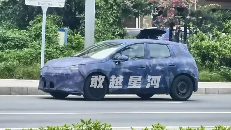 BYD Dolphin híbrido roda em testes com visual diferente e até novo nome