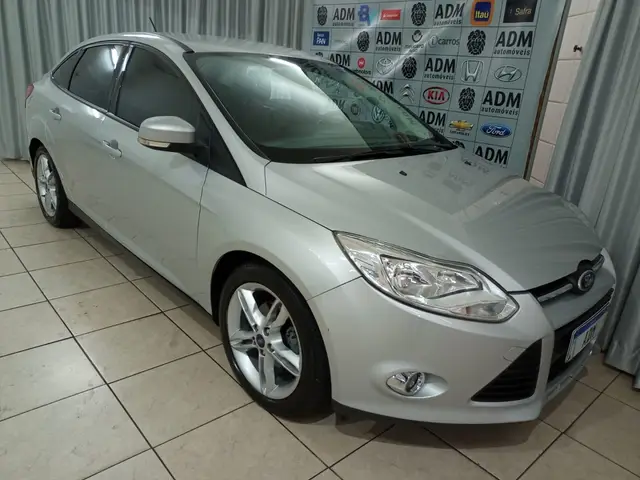 Carro Ford Focus Sedan 2015 SE 2.0 16V PowerShift (Aut)