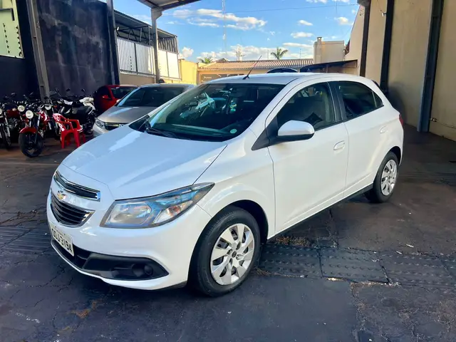 Carro Chevrolet Onix 2015 1.4 LT SPE/4 (Aut)