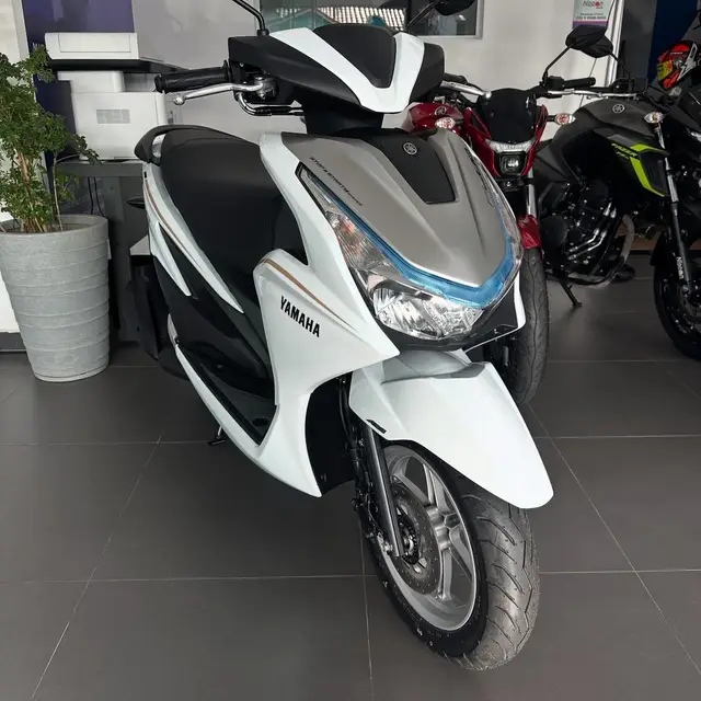 Moto Yamaha Fluo 2026 Hybrid Connected