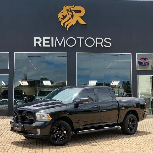 Carro Ram Classic 2023 Laramie Night Edition 5.7