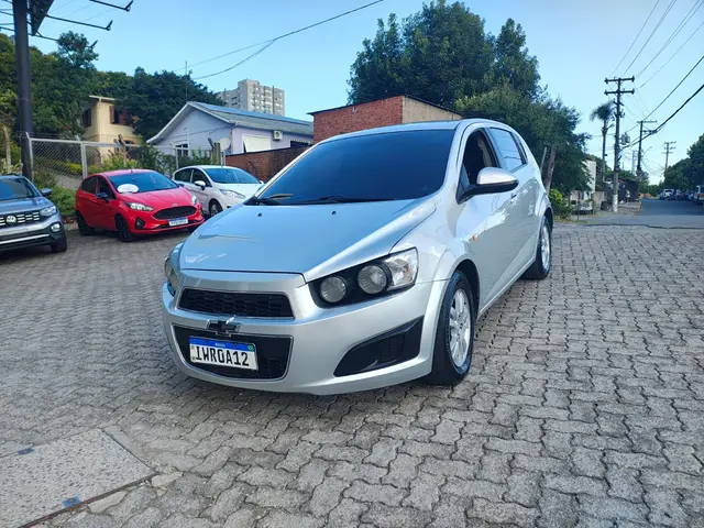 Carro Chevrolet Sonic 2013 Hatch LT
