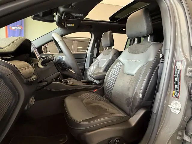 Carro Jeep Commander 2025 Blackhawk 2.0 Hurricane