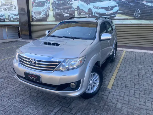 Carro Toyota Hilux SW4 2013 SRV 3.0 TDI 4X4 (5 Lugares)